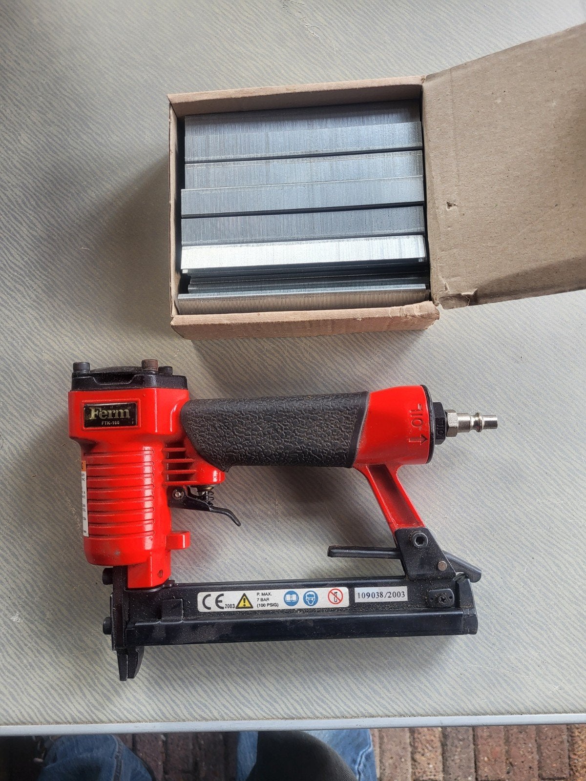 Ferm nietpistool op lucht met nietjes, Ophalen, Gebruikt, Tacker/nietmachine, Ferm