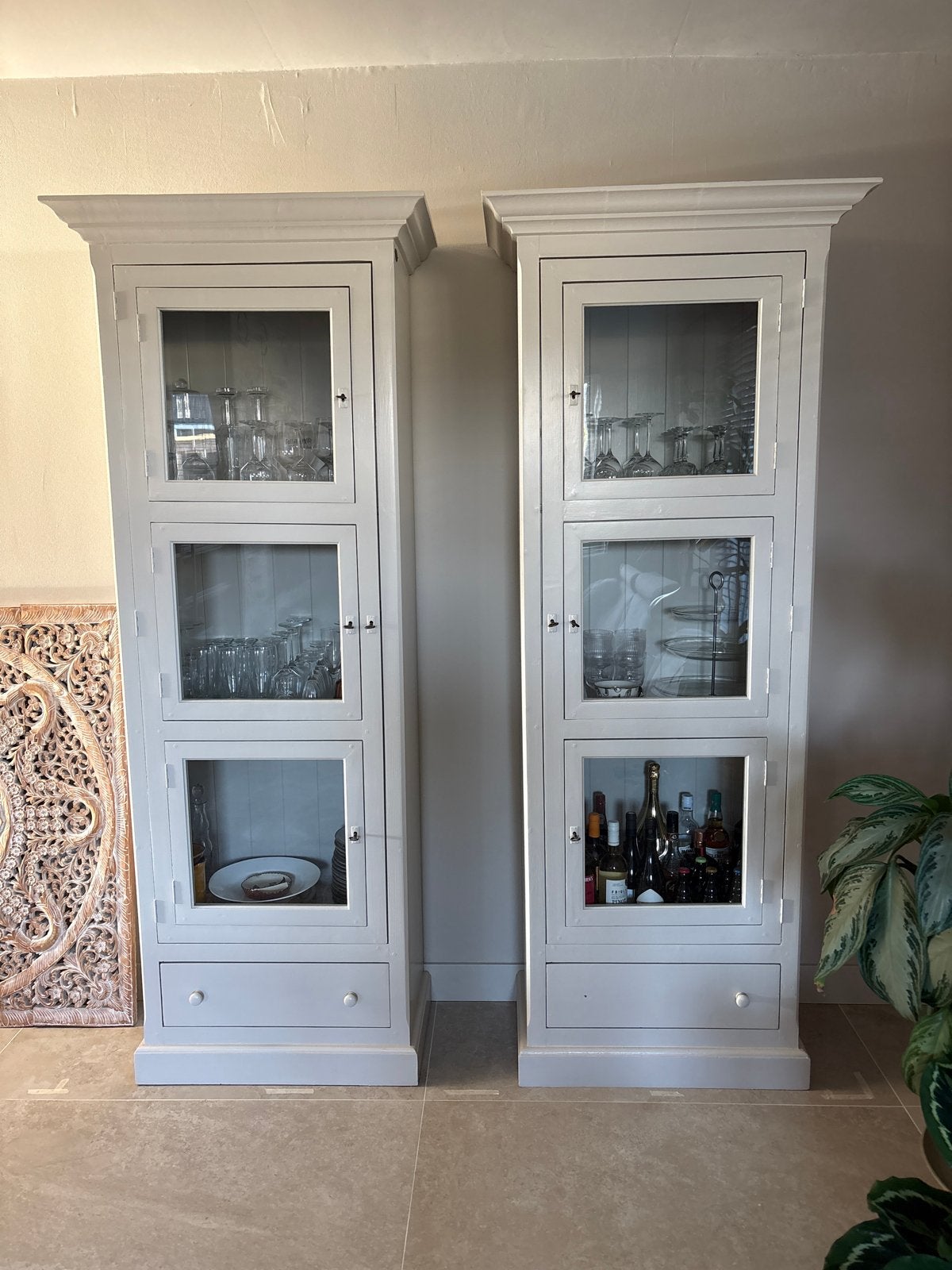 Set van 2 hoge vitrine kasten – taupe, Ophalen, Gebruikt, 200 cm of meer, 50 tot 100 cm