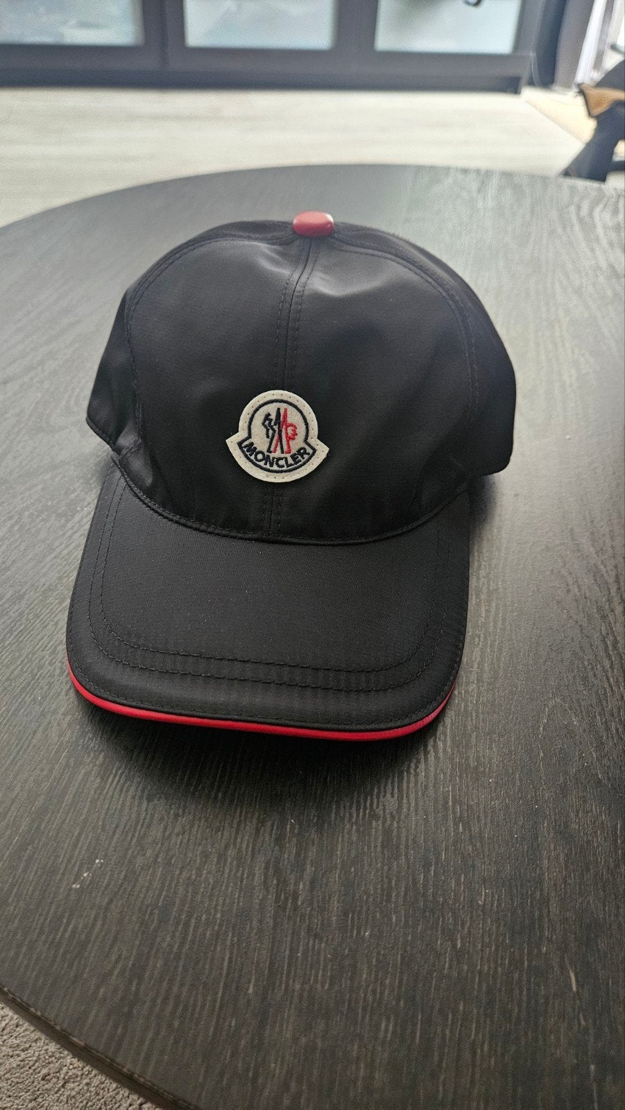 Moncler Pet Zwart met Rood Detail, Moncler, Nieuw, Pet, One size fits all