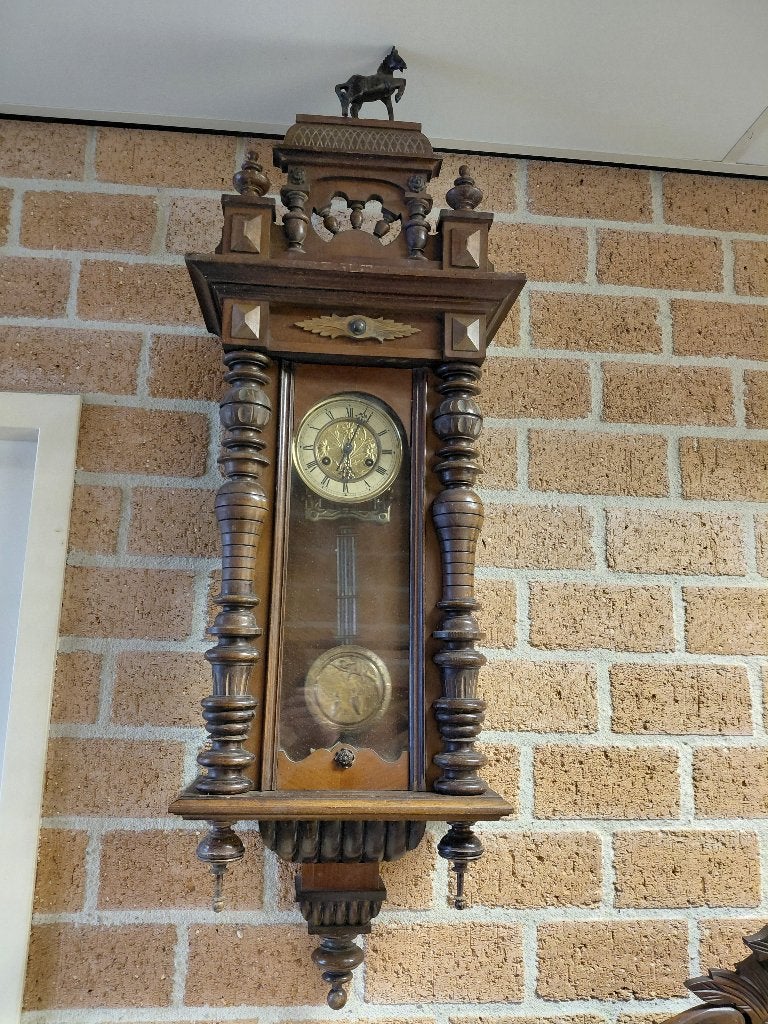Antieke paardjesregulateur met latoenkoperen slinger., Ophalen