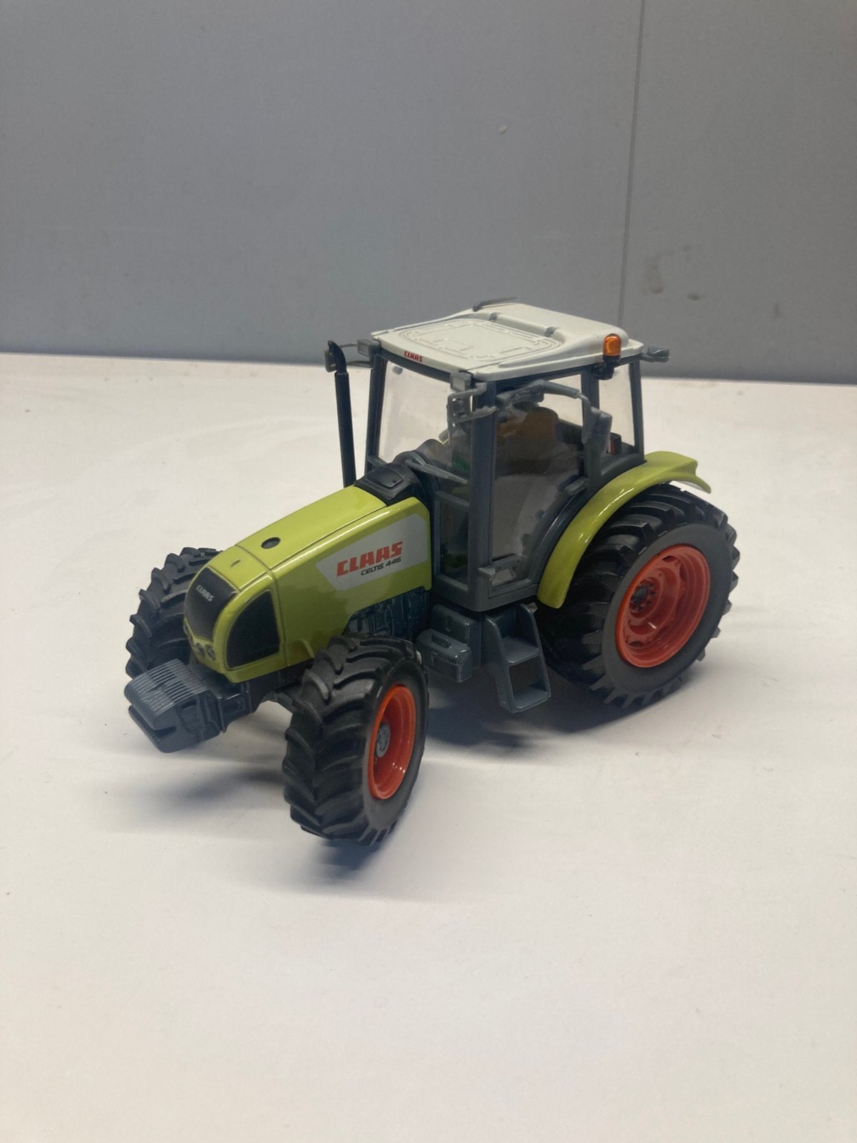 Claas trekker universal hobbies, Hobby en Vrije tijd, Modelauto's | 1:32, Ophalen of Verzenden, Zo goed als nieuw, Tractor of Landbouw