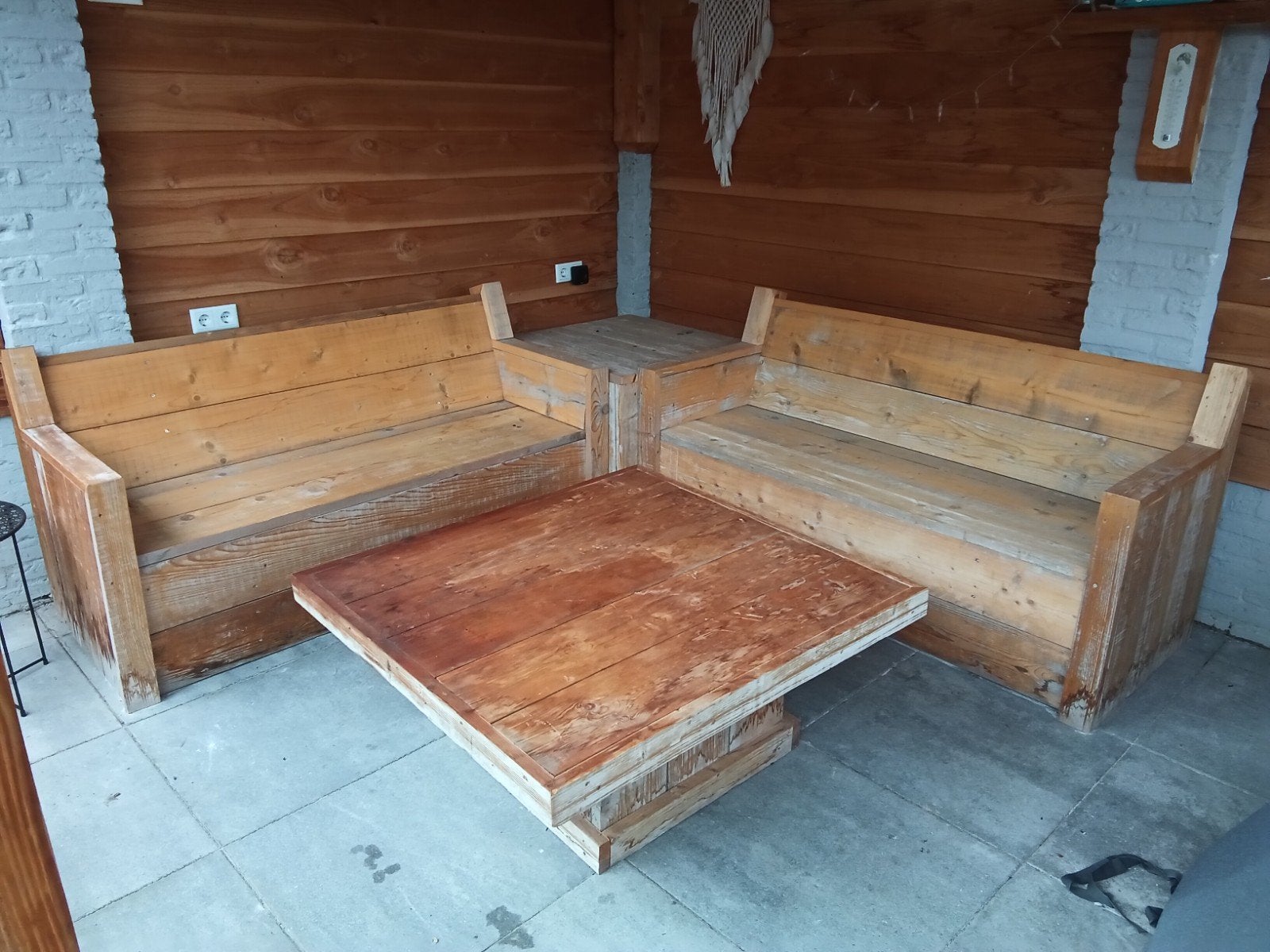 Robuuste houten loungebank met tafel, Huis en Inrichting, Banken | Bankstellen, Ophalen, Gebruikt, Hoekbank, 75 tot 100 cm