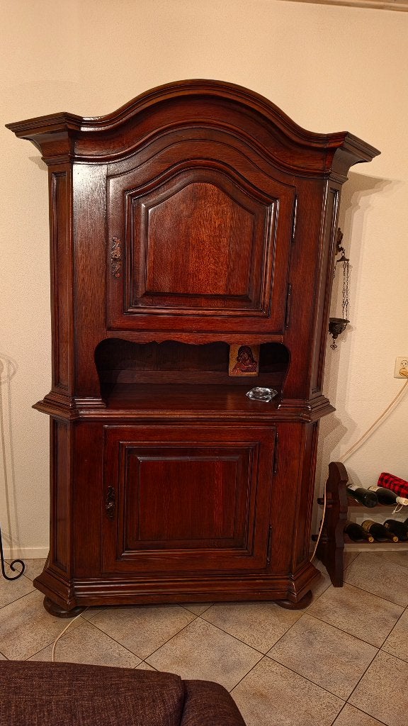 Antieke kast van donker hout, Ophalen