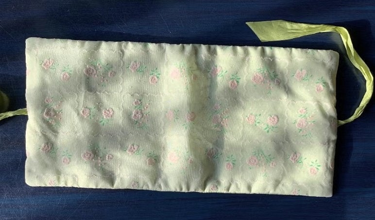 Lichtgroen kussenhoesje met roze roosjes, Kussenhoes, Ophalen of Verzenden, Zo goed als nieuw, Rechthoekig