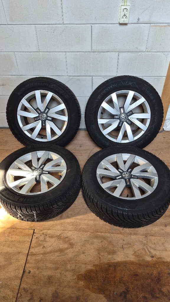 Velgen VW Passat 16 inch met winterbanden, Auto-onderdelen, Ophalen, Velg(en), 17 inch, Winterbanden