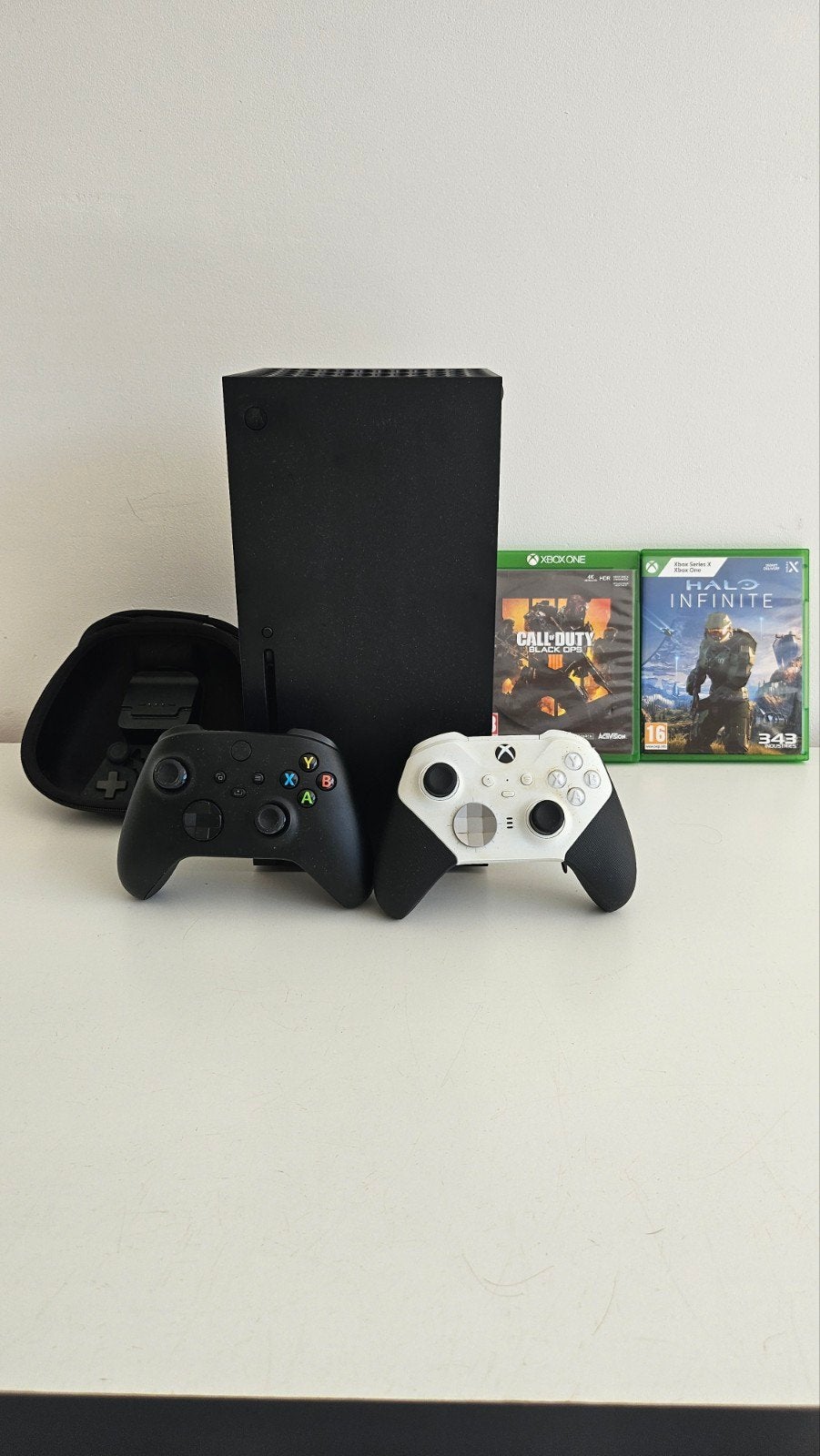 Xbox Series X met 2 controllers en 2 games, Ophalen of Verzenden, Zo goed als nieuw, Xbox Series X