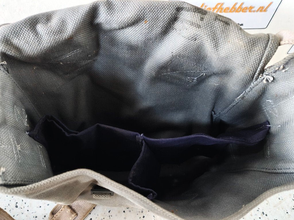 Vintage leger pukkel met aluminium veldfles en net, Verzamelen, Overige typen, Ophalen of Verzenden, /, /