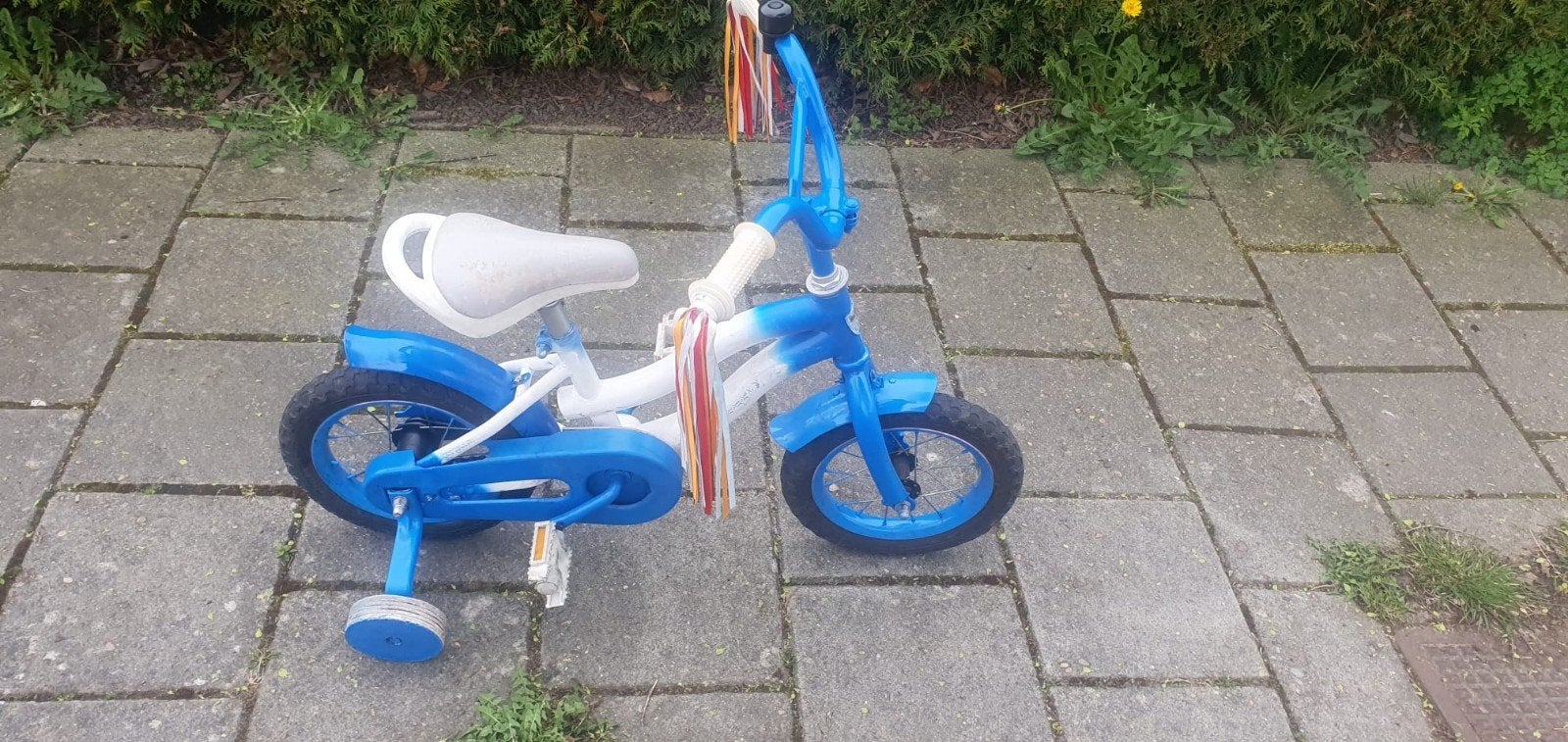 12 inch blauw/wit kinderfietsje met zijwieltjes, Ophalen, Gebruikt, Minder dan 16 inch, Zijwieltjes
