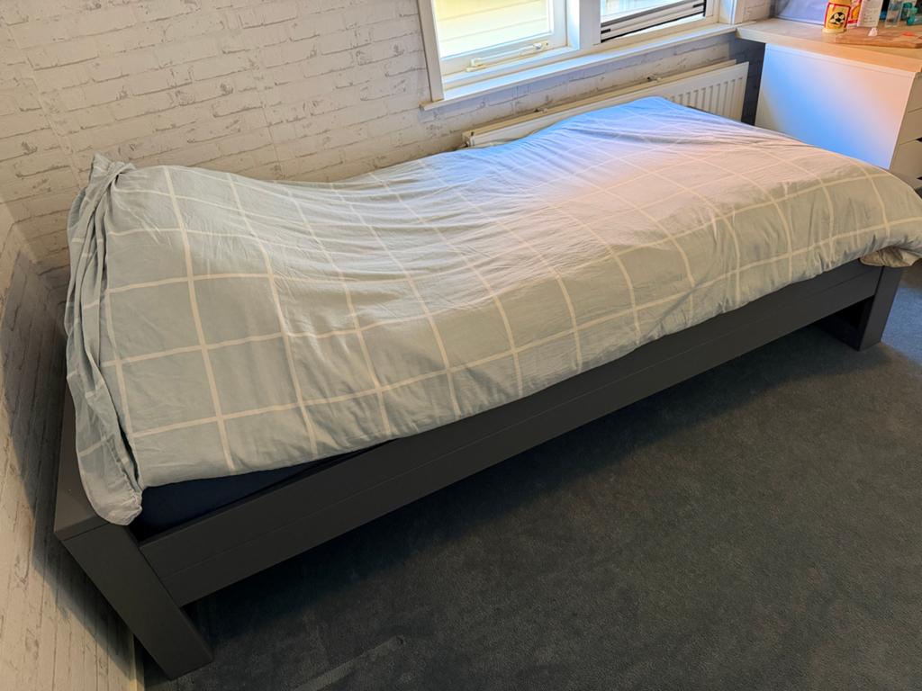 Eenpersoonsbed (woodz) grijs met lattenbodem (90x200 cm), Ophalen, Gebruikt, 90 cm, Eenpersoons