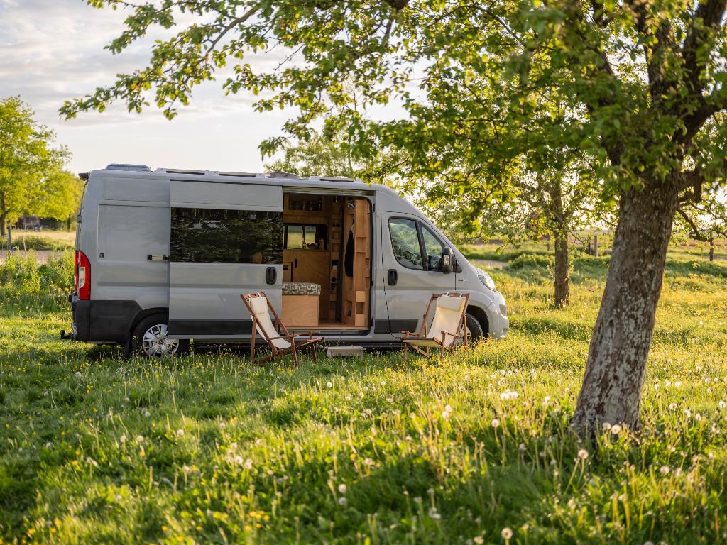 nieuw ingebouwde, off-grid Fiat Ducato L3H2 Automaat (2020), Caravans en Kamperen, Campers, Automaat, Chemisch toilet, Fiat, Startonderbreker