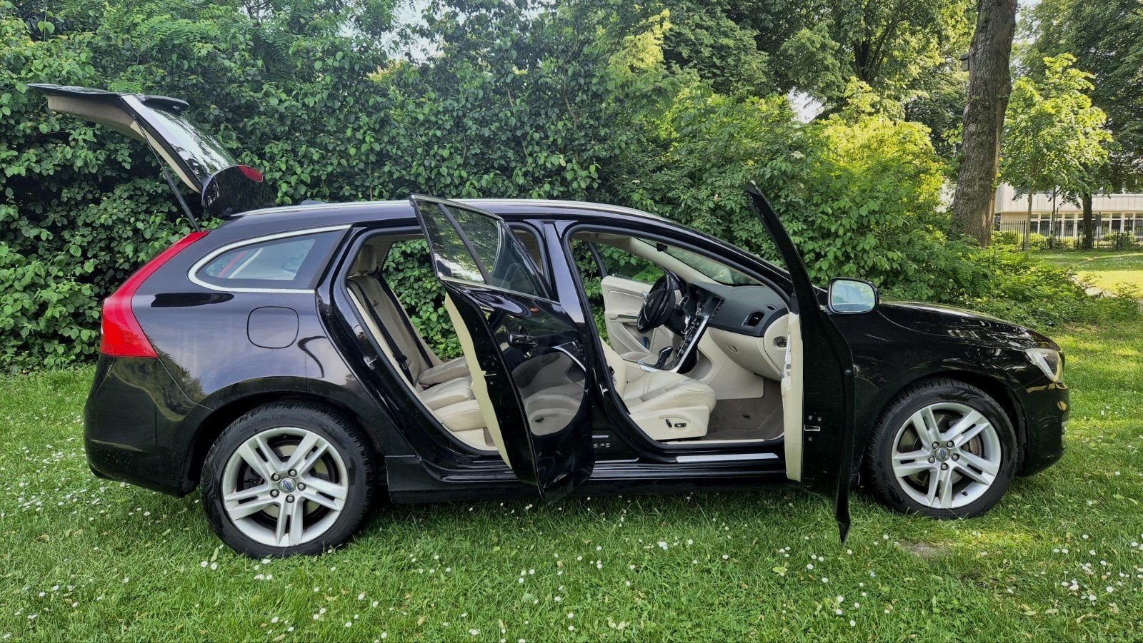 Volvo V60 D6 215pk Plug-in Hybrid, Auto's, 1849 kg, 1800 kg, Beige, Zwart