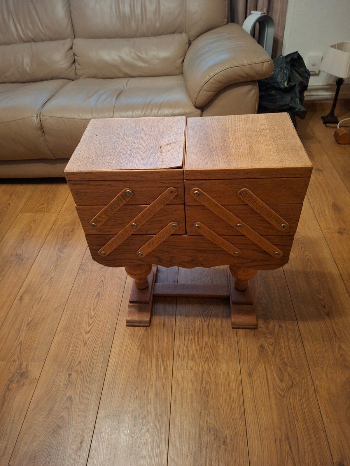 Vintage Naaidoos op Poten - Houten Handwerkdoos, Hobby en Vrije tijd, Naaien en Fournituren, Ophalen, Gebruikt, Overige typen