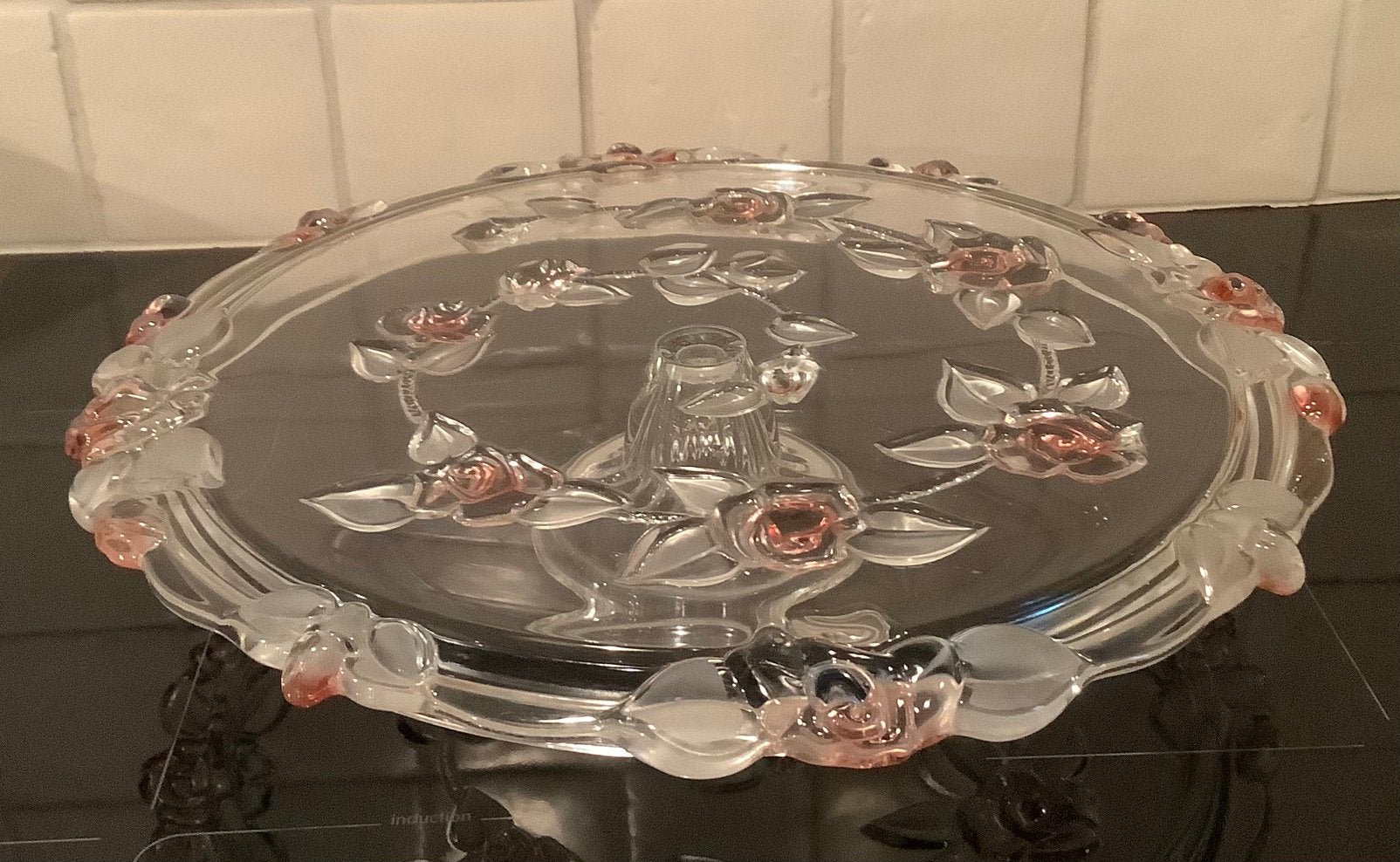 Vintage met rozen bewerkte gebak schaal/plateau op voet, Ophalen of Verzenden