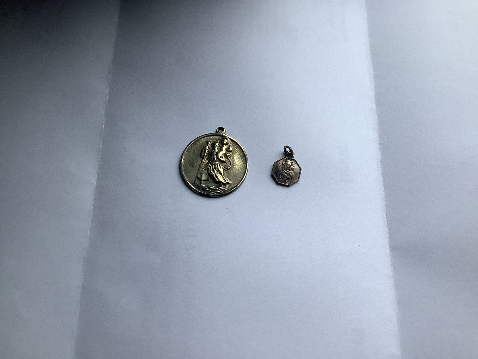 Twee Vintage Religieuze Medaillons - Zilverkleurig, Overige materialen, Gebruikt, Overige voorstellingen, Ophalen of Verzenden
