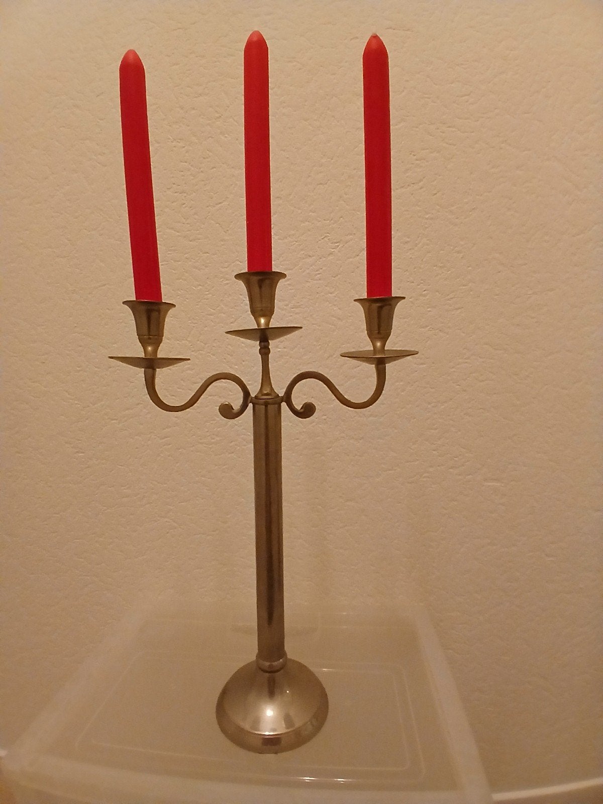 Klassieke kandelaar met 3 rode kaarsen, Antiek en Kunst, Ophalen, Koper of Brons
