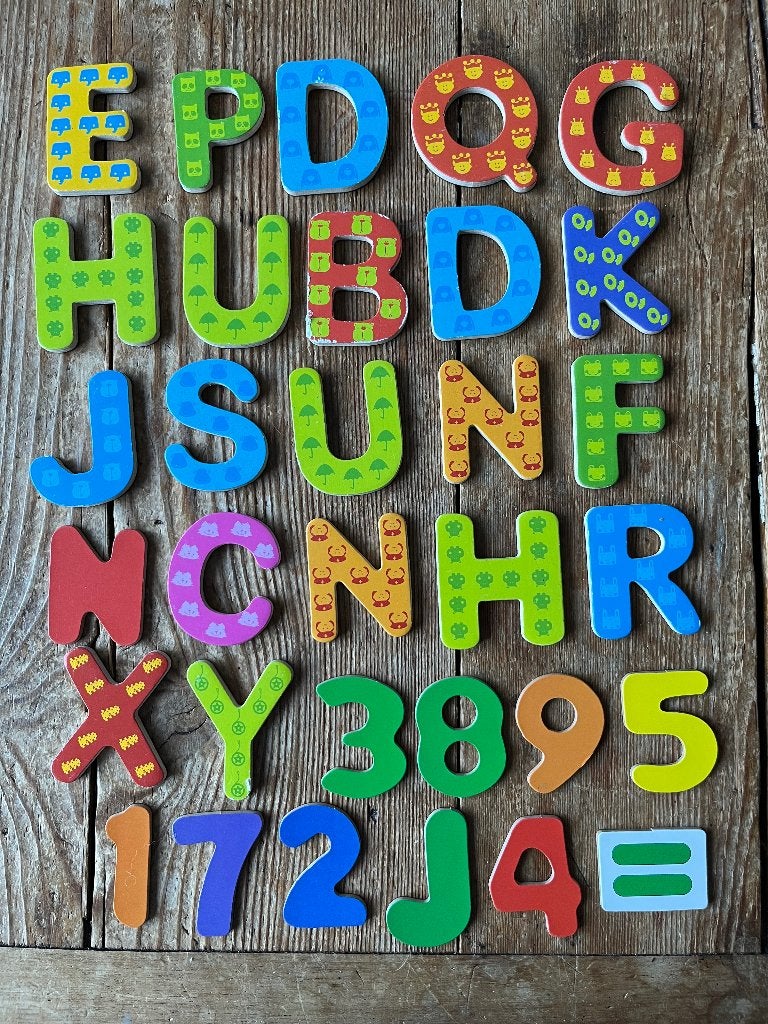 Houten kleurige letters in een kist, Ophalen of Verzenden, Gebruikt, Taal en Lezen