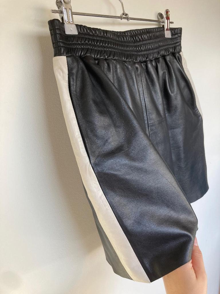 Arma zwart leren rok met wit mini skirt maat 36, Customerservice@armastore.com, Zwart, Arma, Zo goed als nieuw