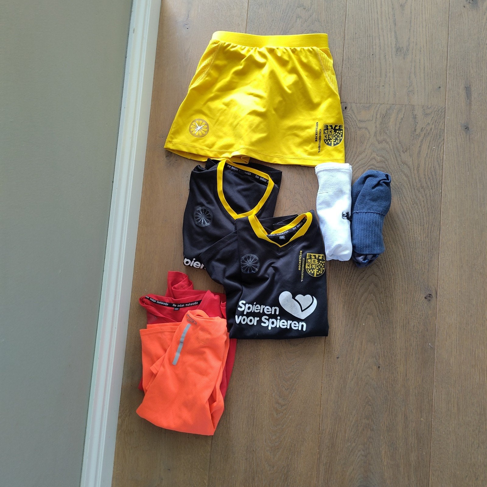 Hockeyrokje HC Den Bosch & 4 shirts (maat 128/140), Ophalen of Verzenden, Zo goed als nieuw, Maat 34 (XS) of kleiner, Geel