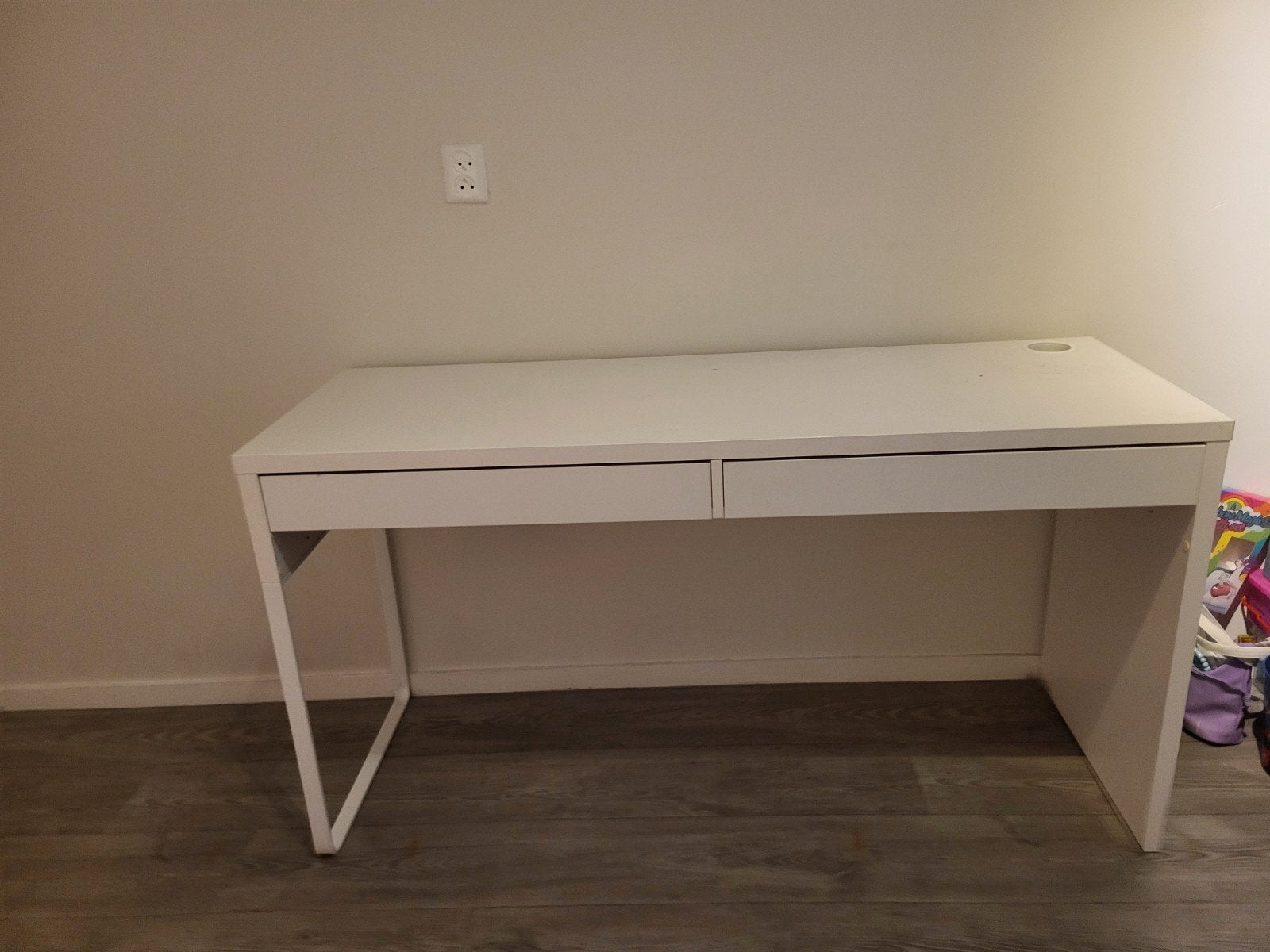 Wit bureau met lades Ikea €50,00, Ophalen, Spaanplaat of MDF, Kabelgoot, Zo goed als nieuw