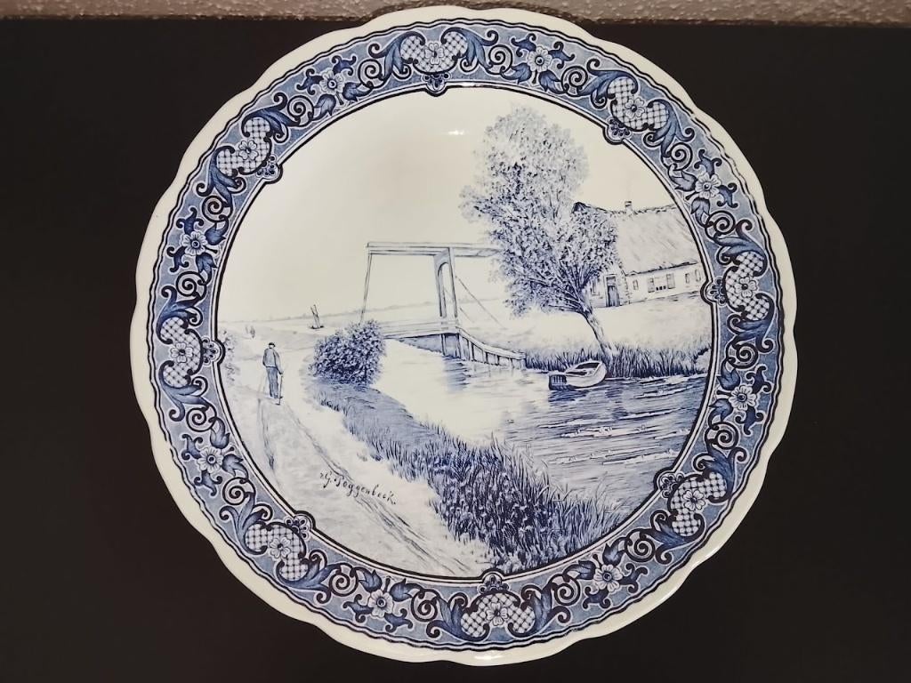 Delft blue wall plate with Dutch landscape 1940-1960, Antiek en Kunst, Antiek | Servies los, Verzenden