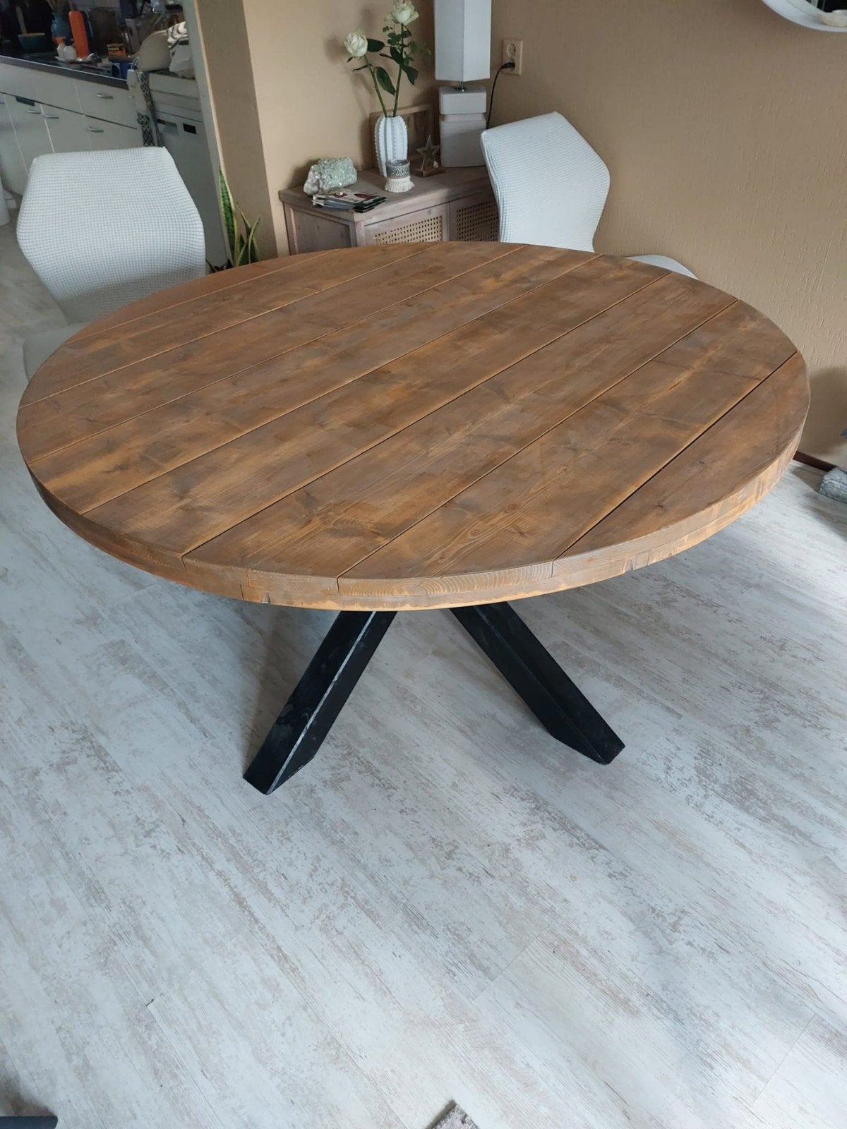 Ronde eettafel met kruisvoet en 6 luxe eetkamerstoelen, Huis en Inrichting, Stoelen, Ophalen, Bruin, Zo goed als nieuw, Stof