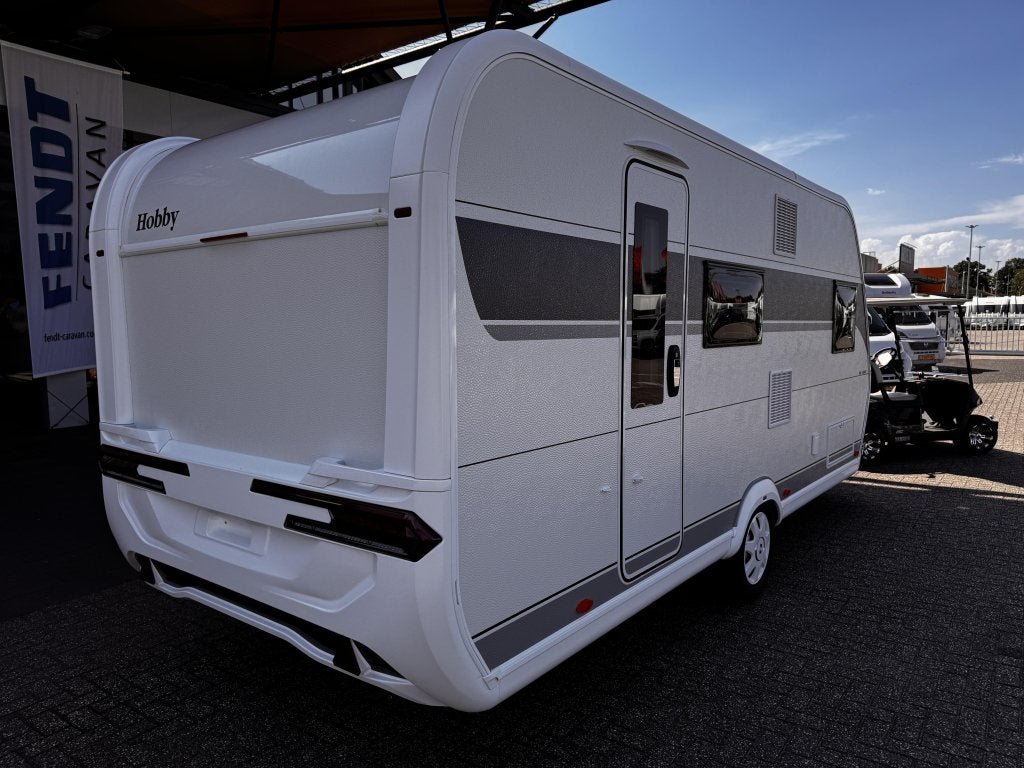 Hobby De Luxe 490 KMF 1750KG + LED pakket 3000,- VOORDEEL!, Caravans en Kamperen, Caravans, Overige typen, Koelkast, Hobby, Bedrijf