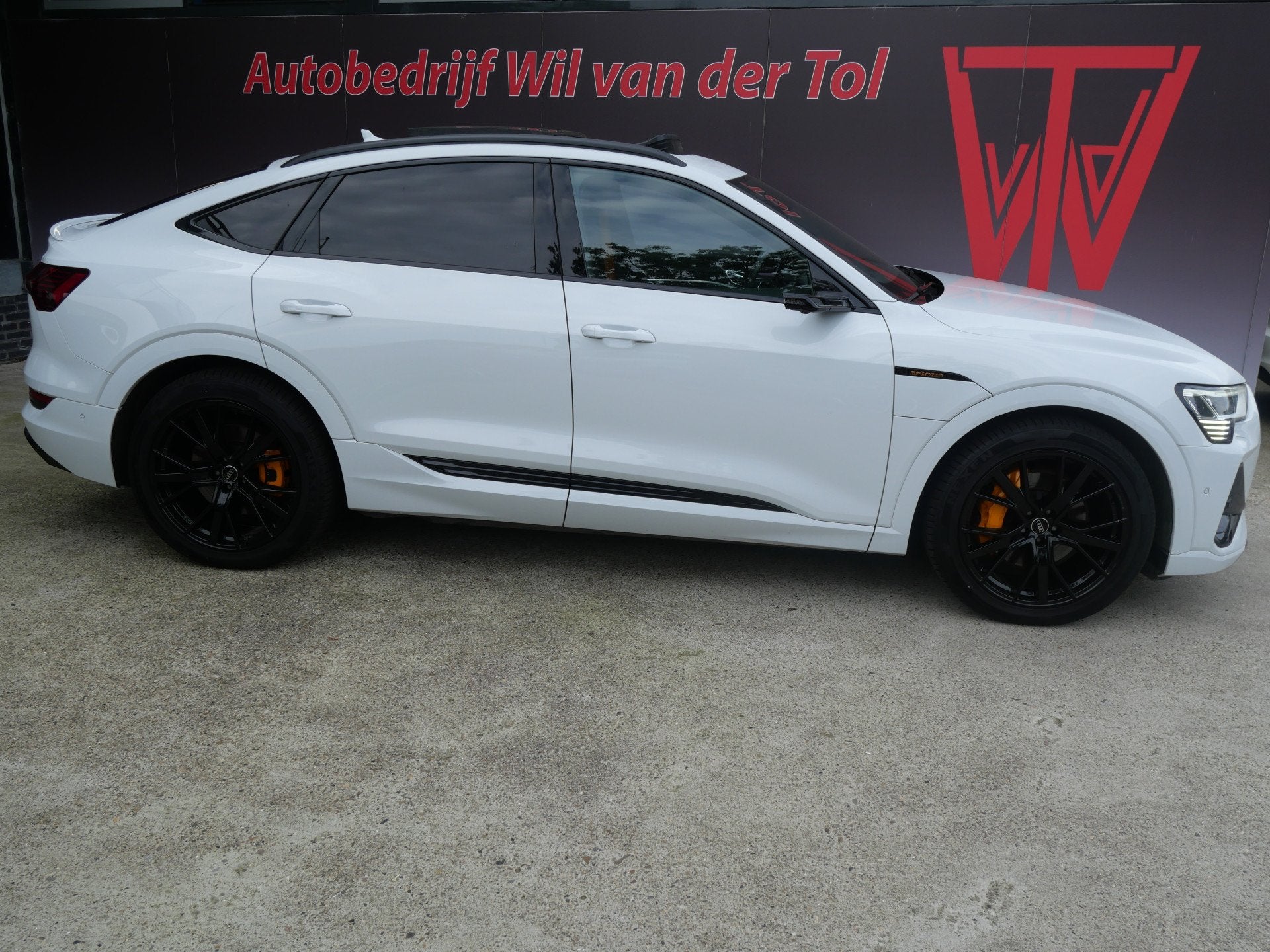 Audi e-tron Sportback 55 QUATTRO S-EDITION 95 kWh | COMPETIT, Auto's, Automaat, Dealer onderhouden, Zwart, Adaptive Cruise Control