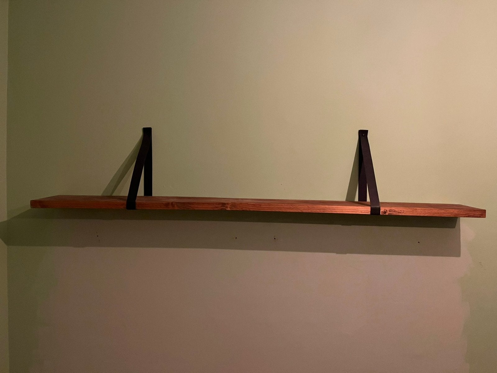 Twee houten wandplanken met leren riemen, Ophalen, Zo goed als nieuw