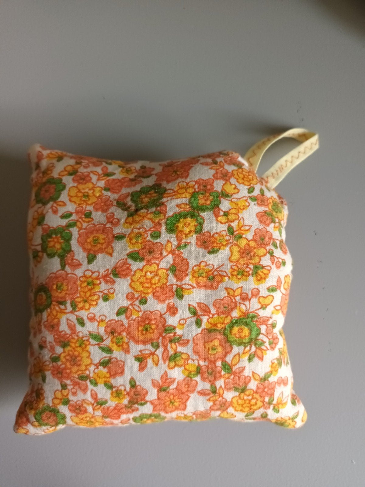 Handgemaakt speldenkussen oranje met bloemetjes kussentje, Hobby en Vrije tijd, Ophalen of Verzenden, Gebruikt, Overige typen