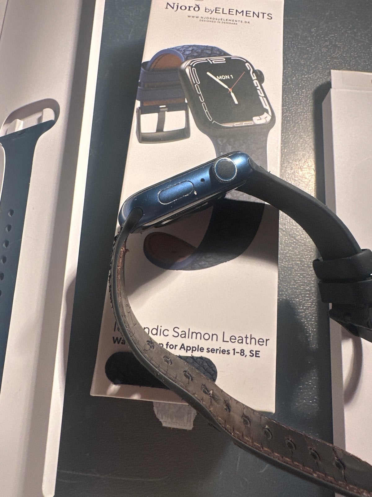 Foto 5 van Apple Watch Series 7 Blauw met alle bandjes plus 1 extra