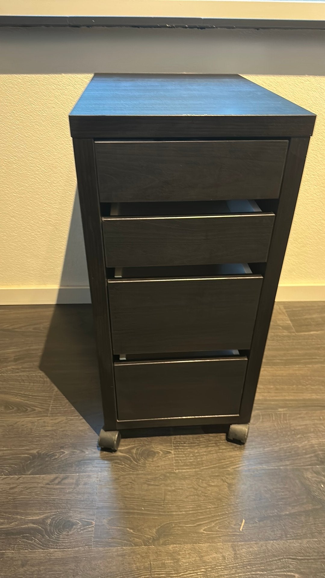 Zwarte Ikea ladekast, Huis en Inrichting, Kasten | Ladekasten, Zo goed als nieuw, 3 of 4 laden, Minder dan 100 cm, 25 tot 50 cm