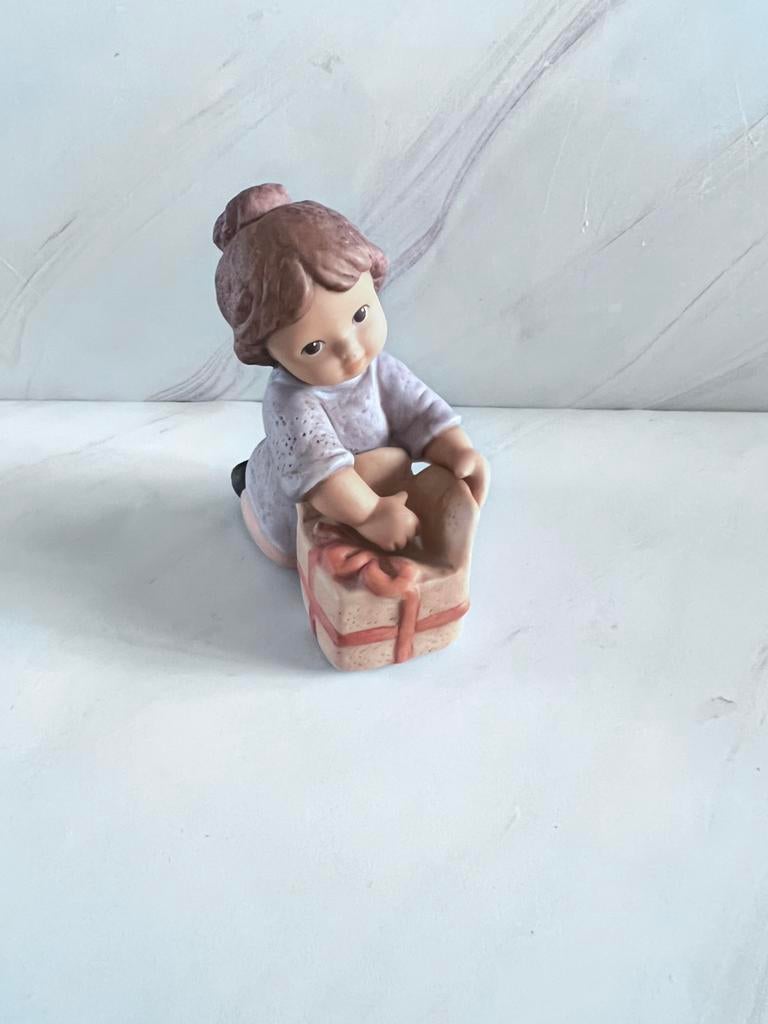 Goebel Nina & Marco meisje met cadeautje – beeldje, Verzamelen, Beelden en Beeldjes, Ophalen of Verzenden, Zo goed als nieuw, Mens