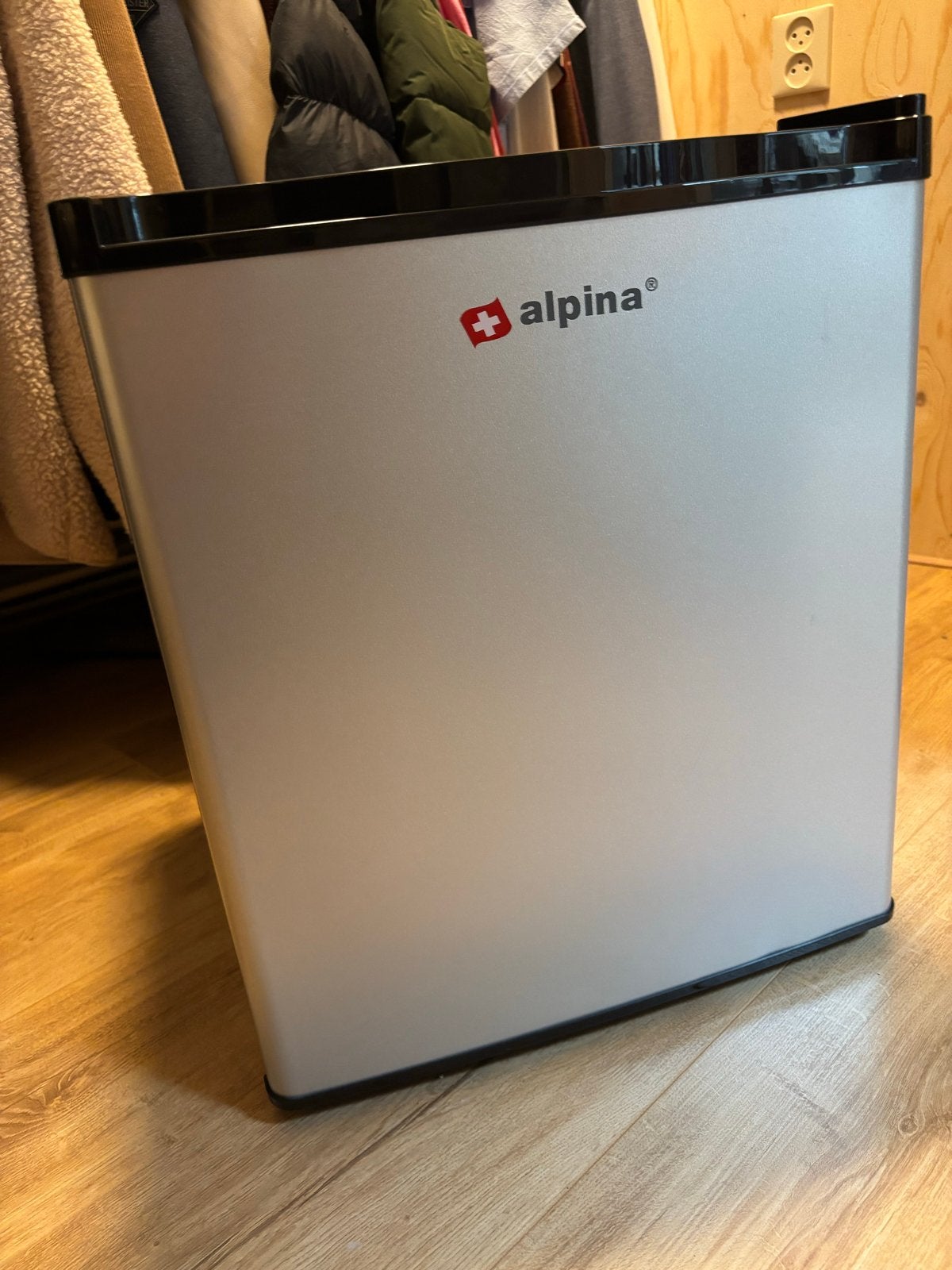 Compacte zwarte mini koelkast - Ideaal voor kleine ruimtes, Witgoed en Apparatuur, Koelkasten en IJskasten, Ophalen, Zonder vriesvak