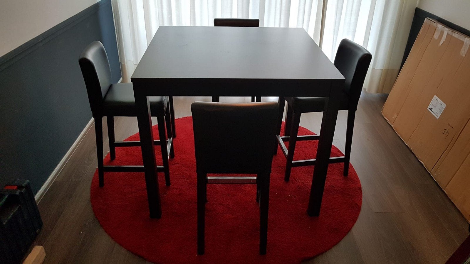 IKEA Henriksdal Bartafel met 4 barkrukken een rode tapijt., Huis en Inrichting, Ophalen, Gebruikt, Vierkant, Modern