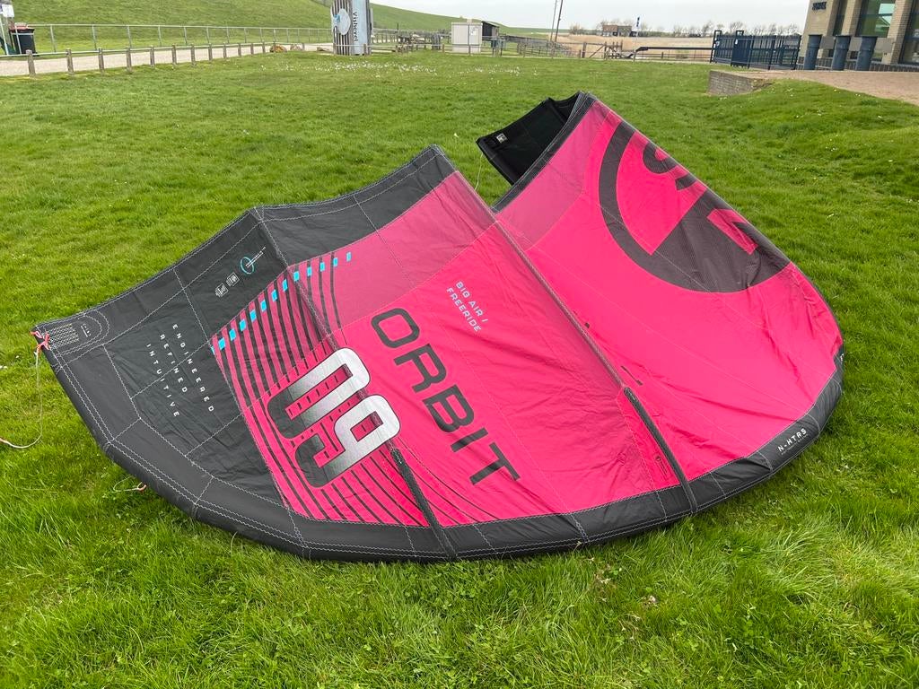 North Orbit 9m 2025 - Krachtige Freeride/Big Air Kite, Watersport en Boten, Kitesurfen, Gebruikt, 9 m², Geen board, Ophalen of Verzenden