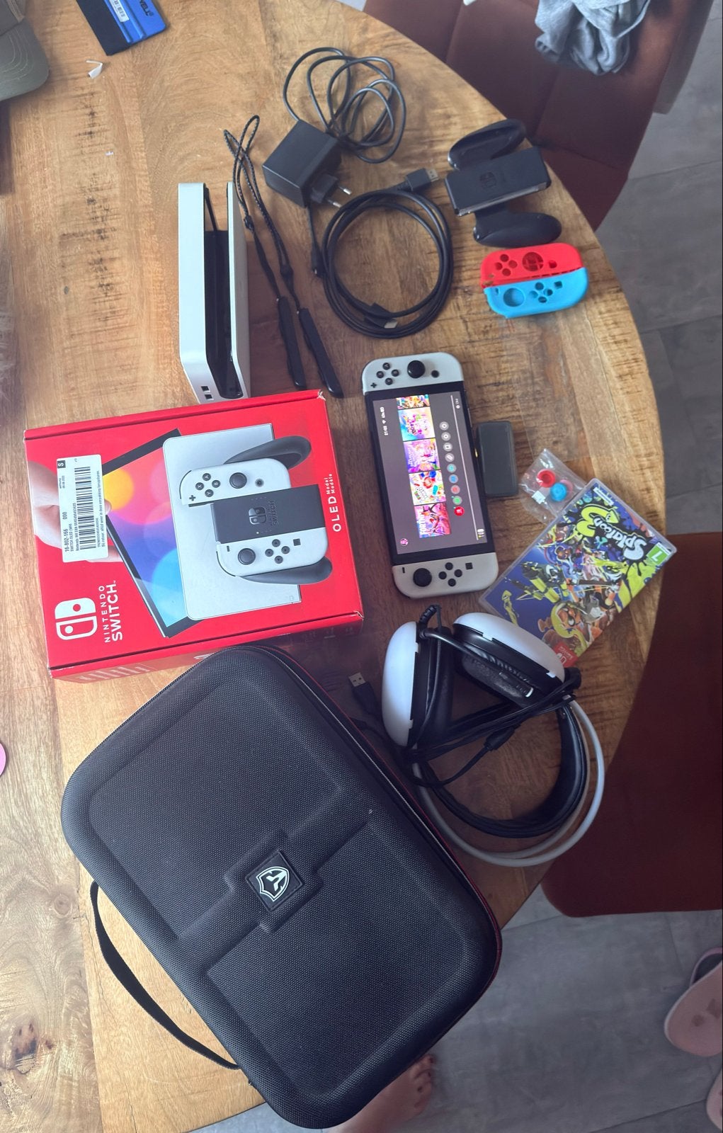 Nintendo Switch OLED met Splatoon 3 en extra's, Spelcomputers en Games, Spelcomputers | Nintendo Switch, Zo goed als nieuw, Switch OLED