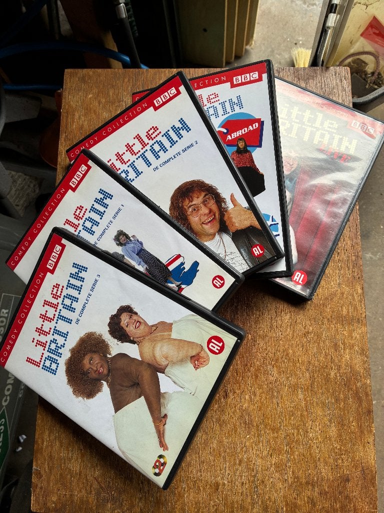 Little Britain serie 1-2-3-Live-Abroad COMPLEET ; 5-DVD, Cd's en Dvd's, Nederlands, Ophalen of Verzenden, Zo goed als nieuw, Komedie