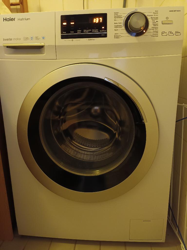 Wasmachine haier hatrium 4 jaar, Ophalen, Gebruikt, Voorlader, 85 tot 90 cm
