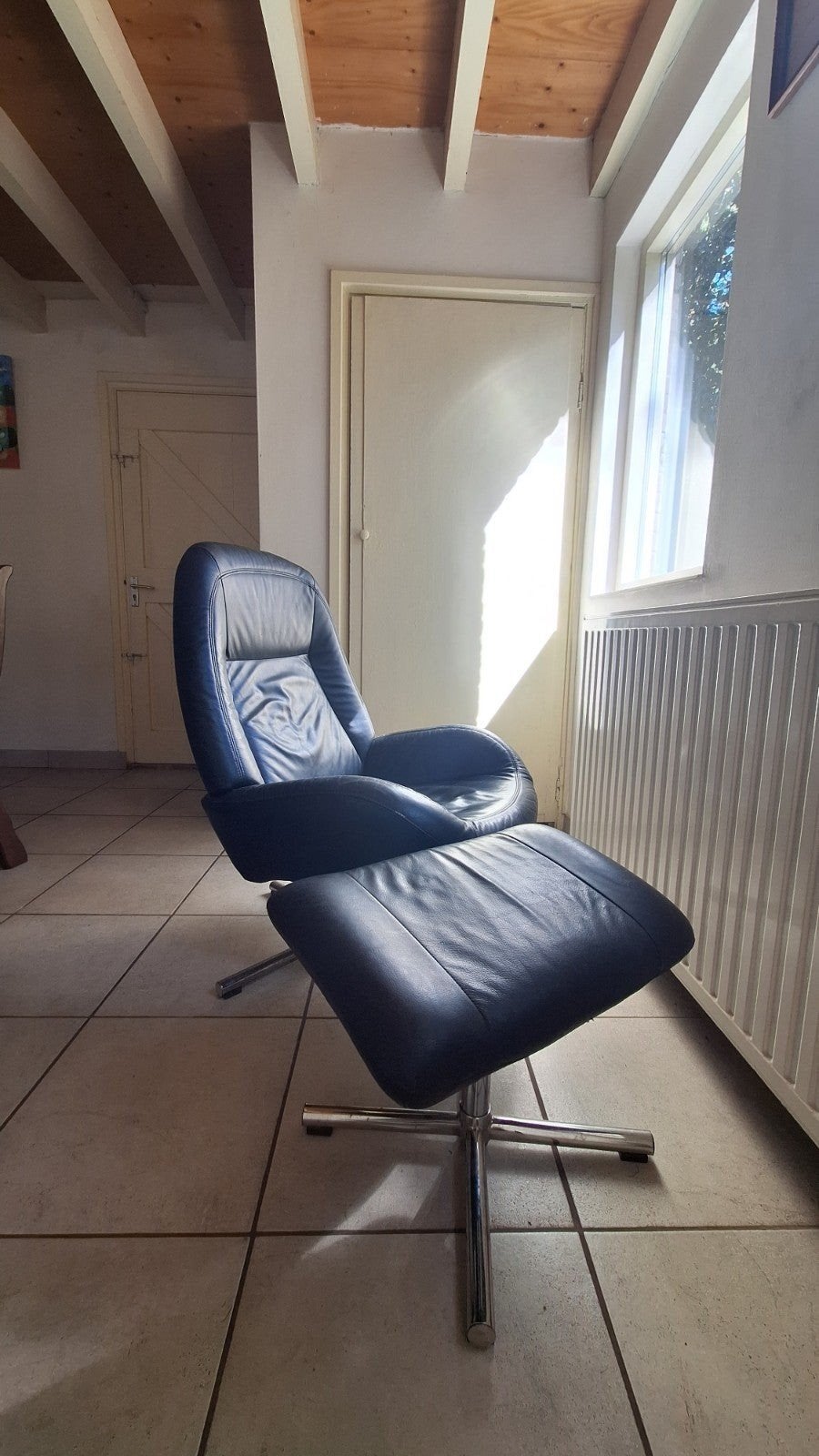 Comfortabele draaifauteuil met voetenbank - Zwart leer, Huis en Inrichting, Fauteuils, Gebruikt, 75 tot 100 cm, Ophalen of Verzenden