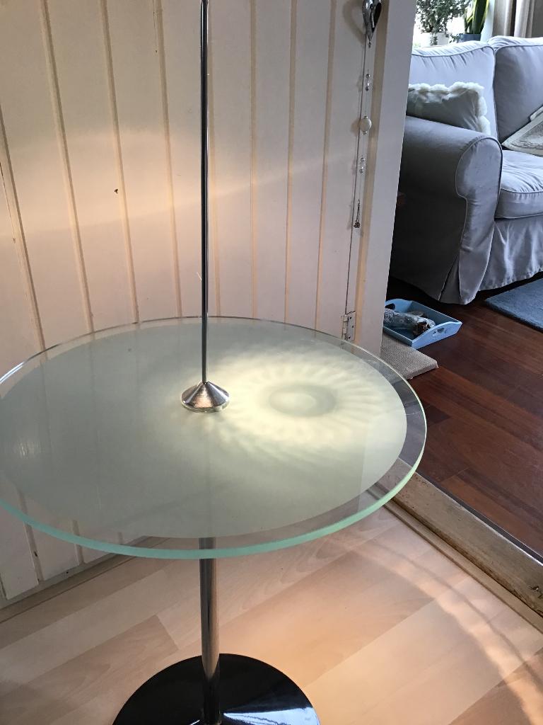 Te koop glazen bijzettafel met lamp, Huis en Inrichting, Ophalen, Minder dan 55 cm, Gebruikt, Rond