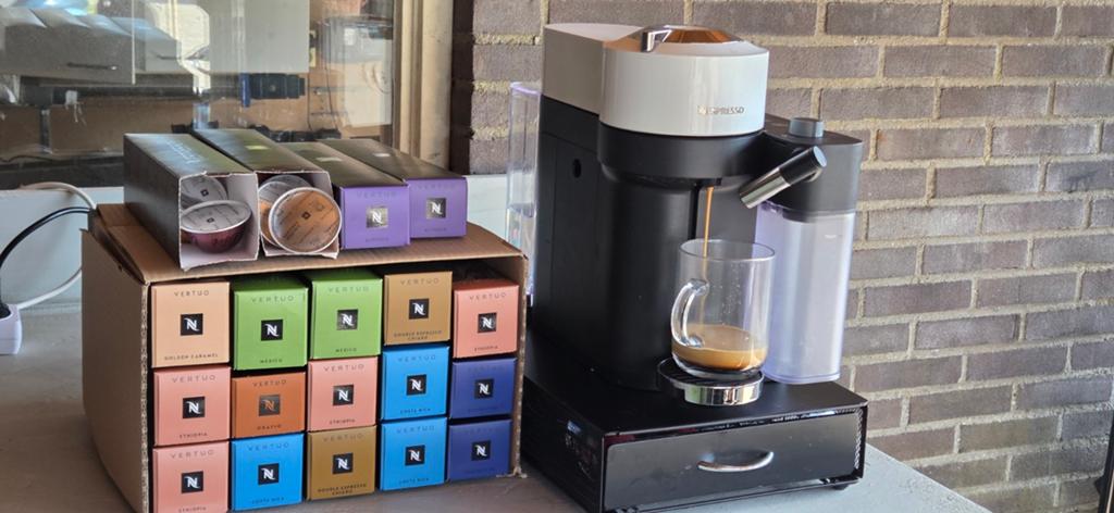 Nespresso Vertuo Lattissima met capsulehouder en capsules, Witgoed en Apparatuur, Koffiezetapparaten, Koffiemachine, Ophalen of Verzenden