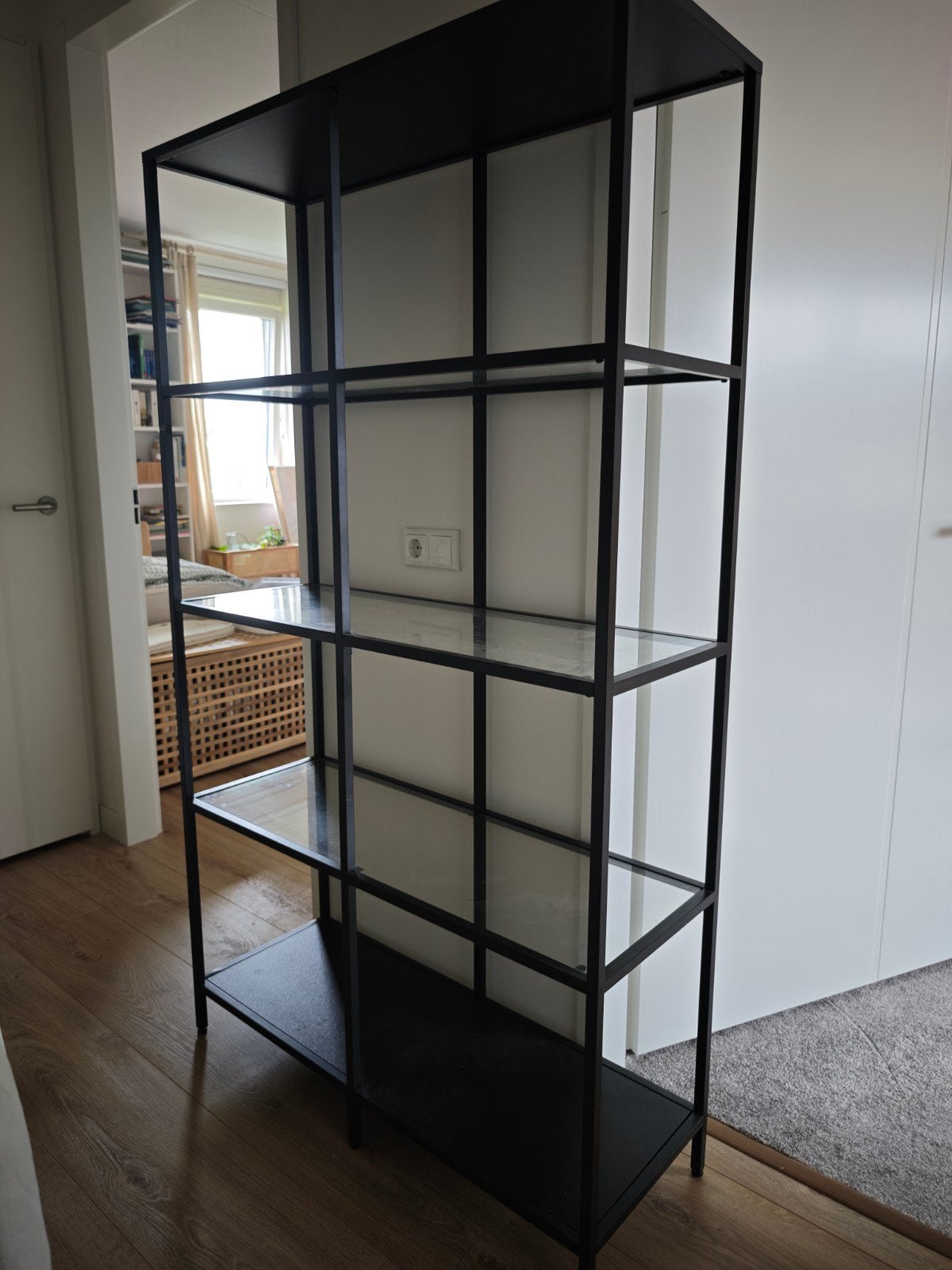 IKEA VITTSJÖ kast zwart met glazen planken, Met plank(en), Zo goed als nieuw, Glas, Modern industrieel