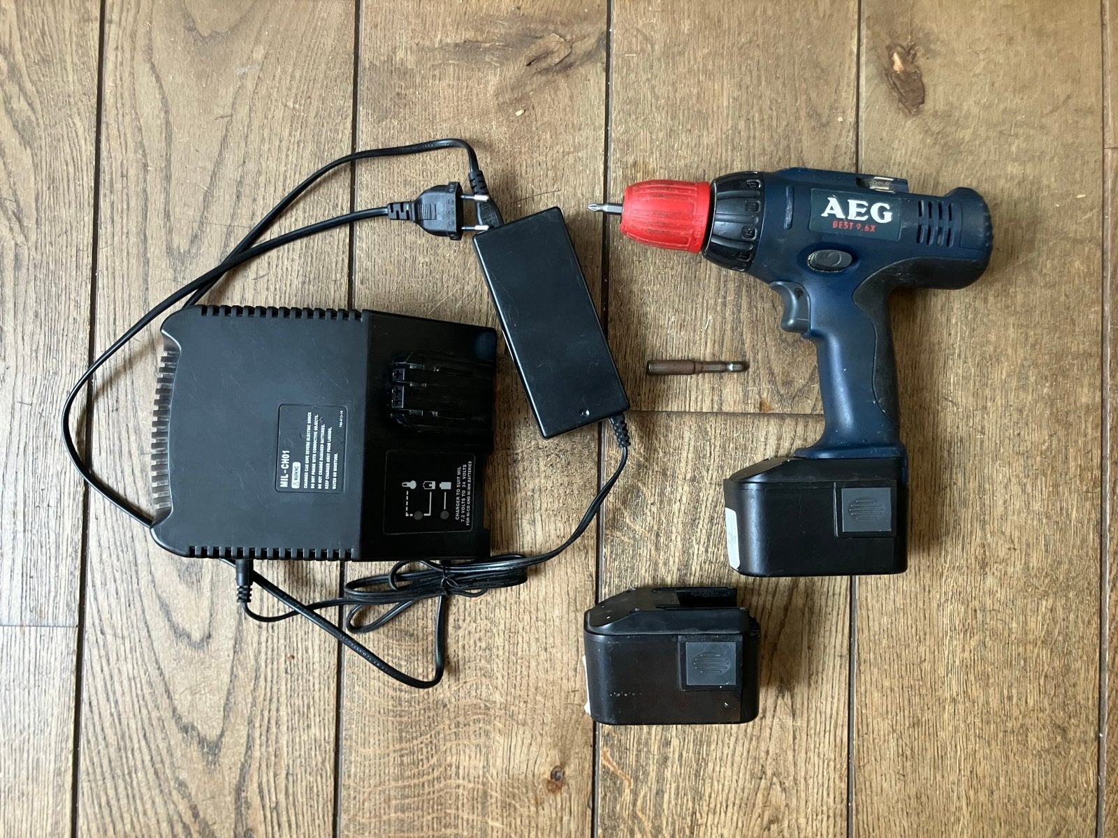 AEG Schroefboormachine BEST 9.6X met lader en 2 accu's, Ophalen, Gebruikt, Variabele snelheid, Boor- en Schroefmachine