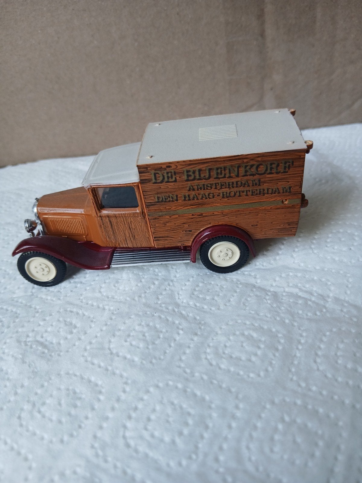 Citroën "De Bijenkorf ". Solido 1:43, mist 1 koplamp, Hobby en Vrije tijd, Modelauto's | 1:43, Ophalen of Verzenden, Zo goed als nieuw