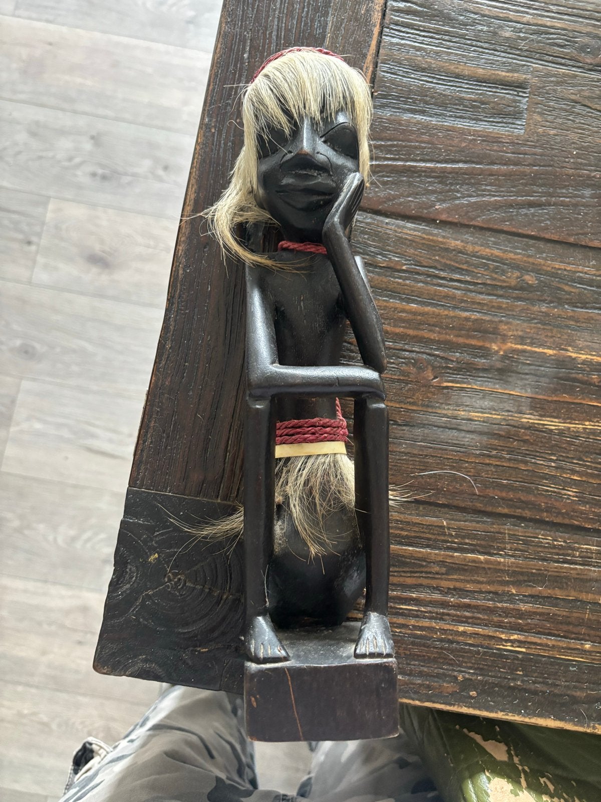 Houten Afrikaans beeldje - Zittende man met haar, Afrika, Handgemaakt, Zwart, Beeld