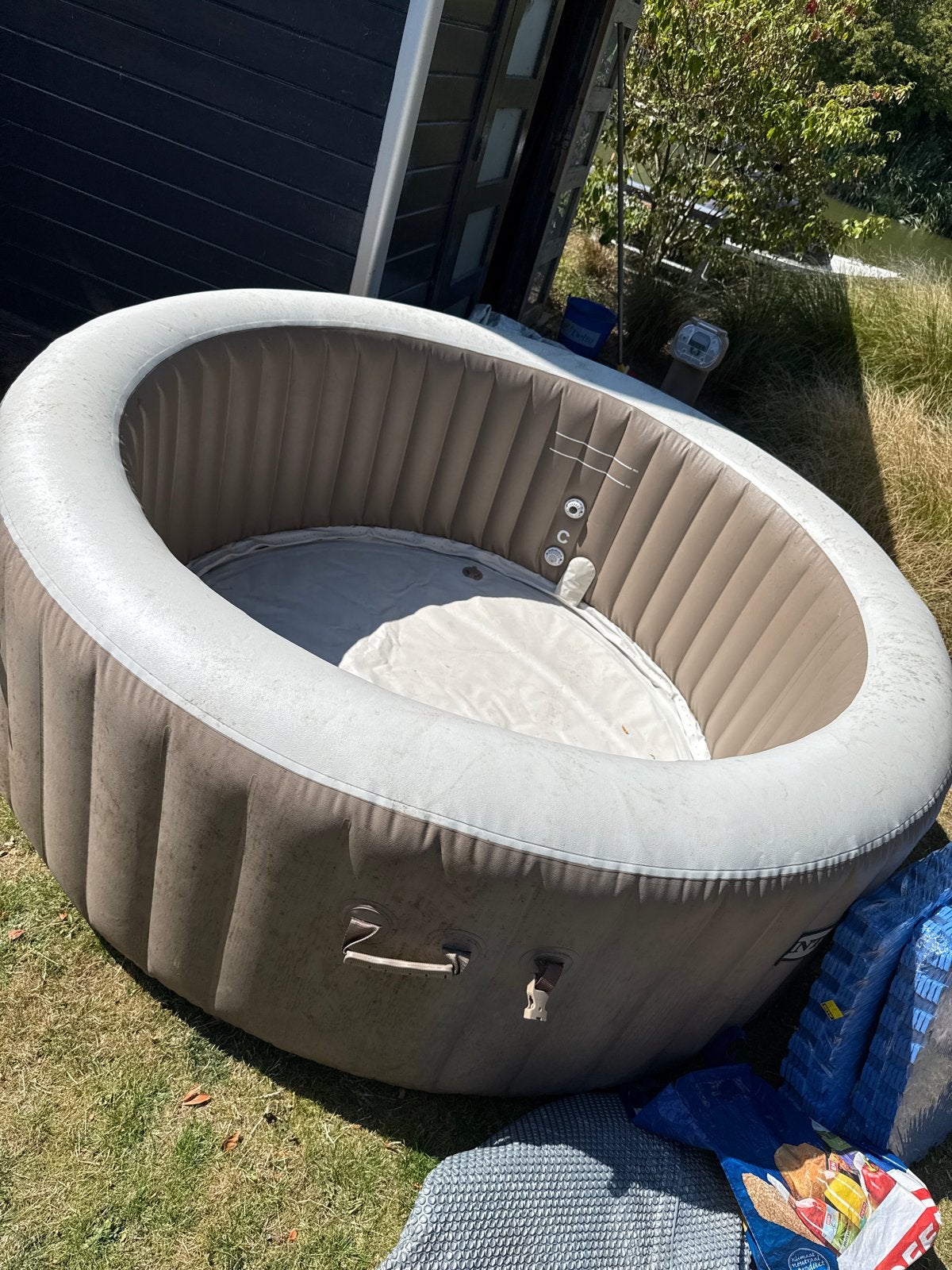 Intex Opblaasbare Jacuzzi met Accessoires, Tuin en Terras, Bubbelbaden en Hottubs, Ophalen, Gebruikt, Afdekzeil, Opblaasbaar