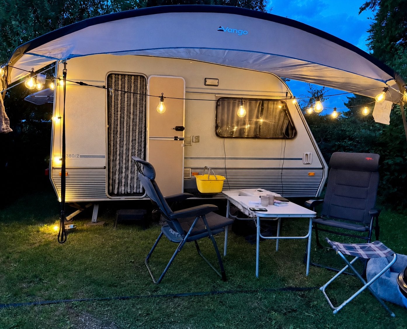 Beyerland Vitesse 380/2 + voortent + luifel, Caravans en Kamperen, Treinzit, Particulier, Tot en met 2, Omvormbare zithoek