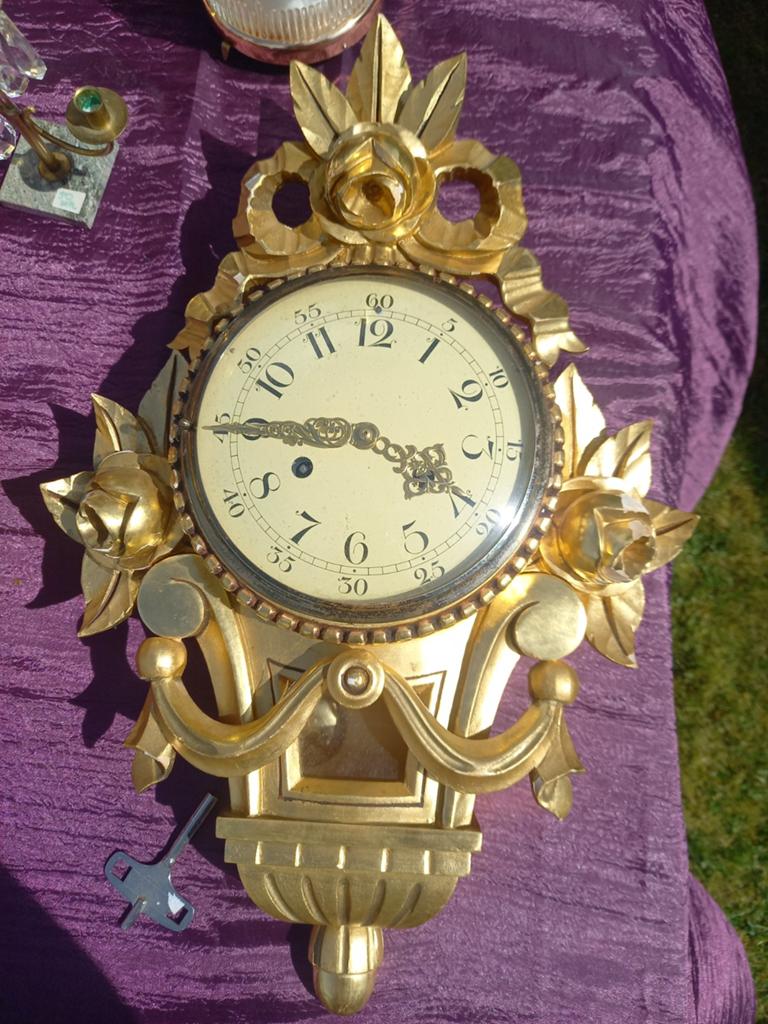 ZWEEDSE goudkleurige houten kartelklok. Uurwerk loopt., Antiek en Kunst, Ophalen