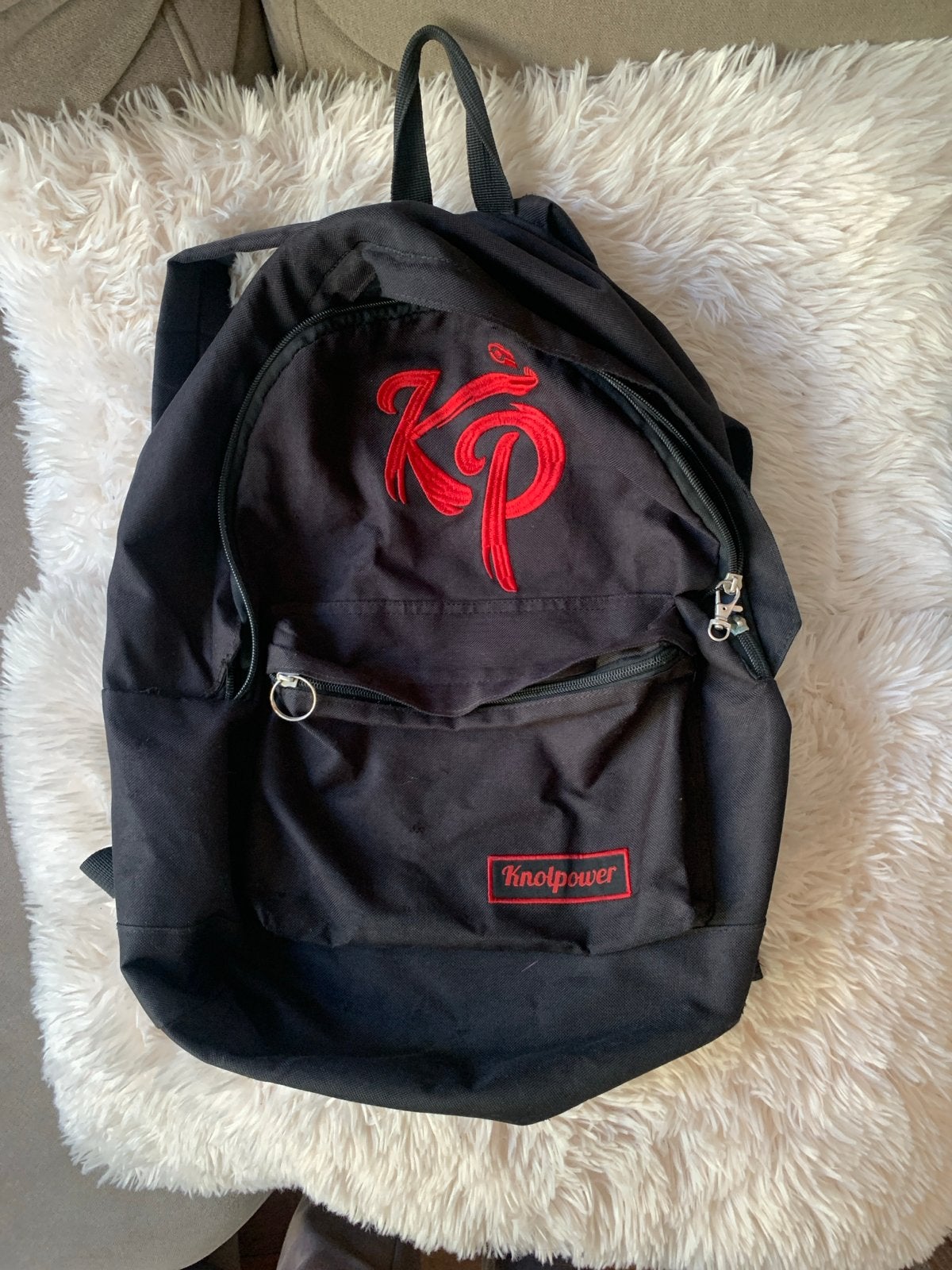 Zwarte Knotpower rugzak met rood logo - rugtas, Sieraden, Tassen en Uiterlijk, 25 tot 40 cm, Ophalen of Verzenden, Zo goed als nieuw