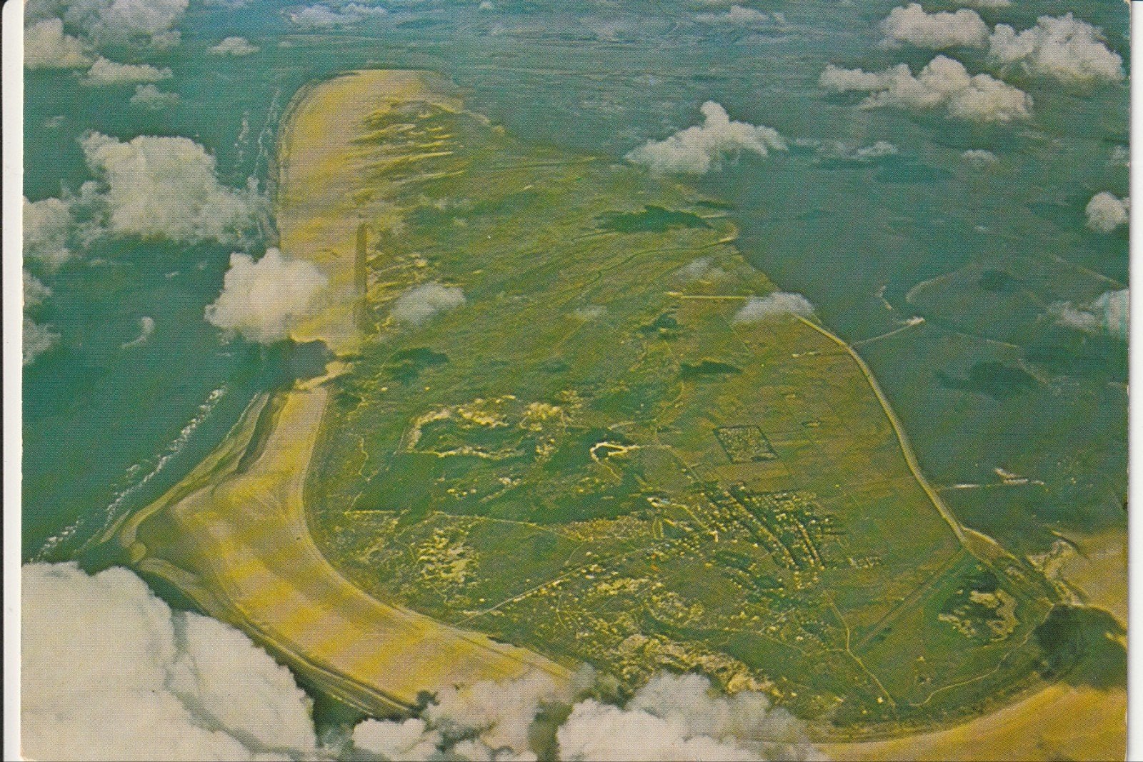 SCHIERMONNIKOOG PANORAMA AEROPHOTO EELDE DOOR WOLKENDEK, Verzamelen, Ophalen of Verzenden, 1980 tot heden, Gelopen, Waddeneilanden